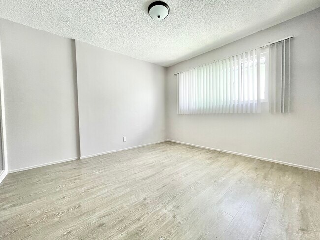 Building Photo - 854 S Sherbourne Dr