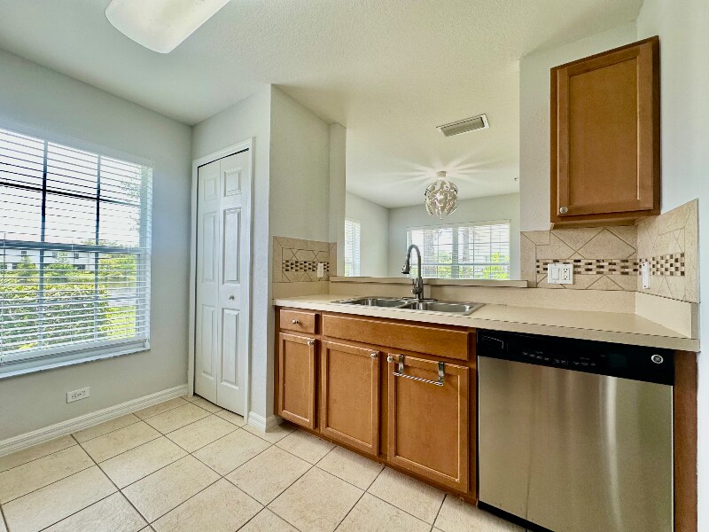 Building Photo - 9077 Gervais Cir