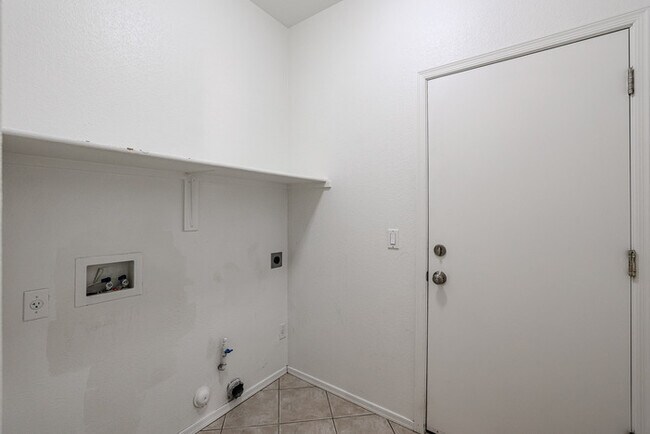 Building Photo - 4bed with pool