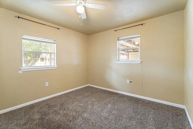 Building Photo - 824 Del Rio Dr