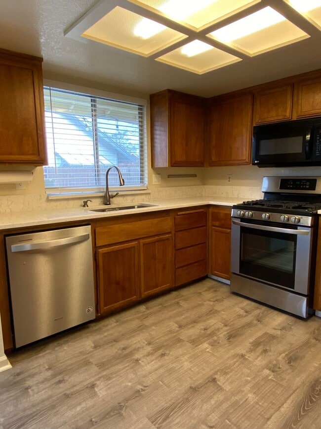 Building Photo - 3 Bedroom / 2 Bath Great Corner Lot in Travis District