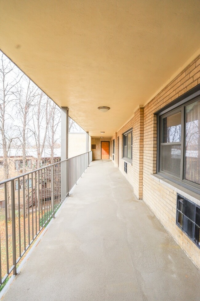 Building Photo - 2550 W Catalpa Ave