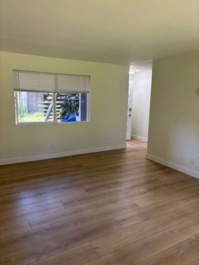 Building Photo - Beautiful remodeled ground floor 2 bedroom 1.5 bath