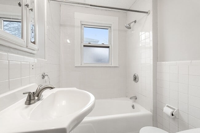 Building Photo - 9-11 Cross St