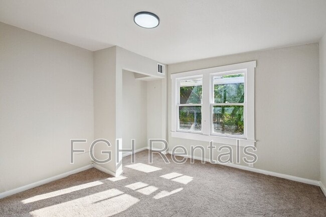 Building Photo - 2332 E Houston St