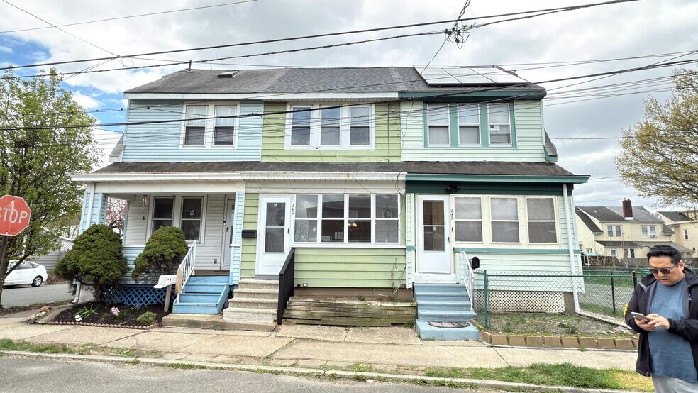 Building Photo - 249 Hobart Ave