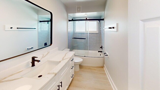 Building Photo - 2 bed/ 2bath Waterfront Property