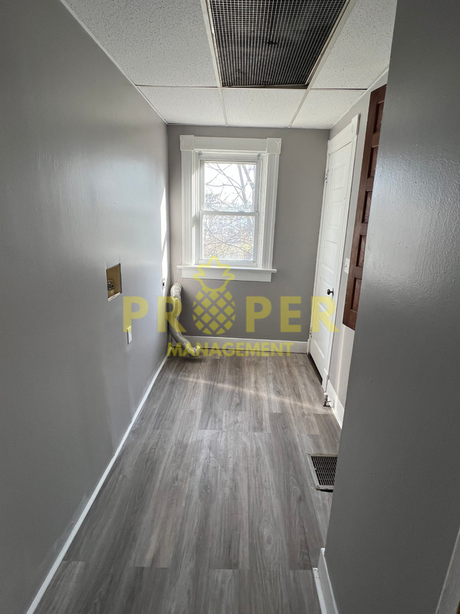 Building Photo - 3 bedrooms 2 full bathrooms