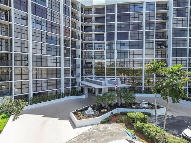Building Photo - 600 Parkview Dr