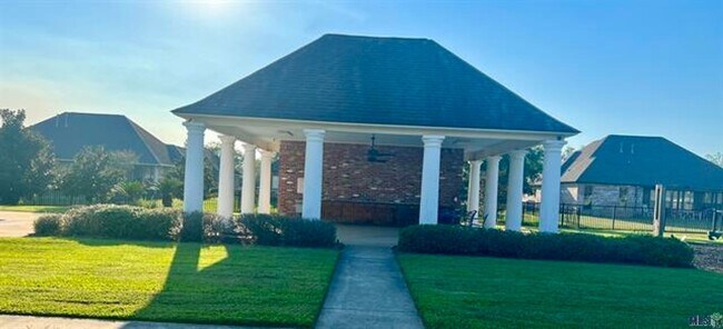 Building Photo - Beautifully Furnished 4-Bedroom Home in Zachary's Audubon Lakes!