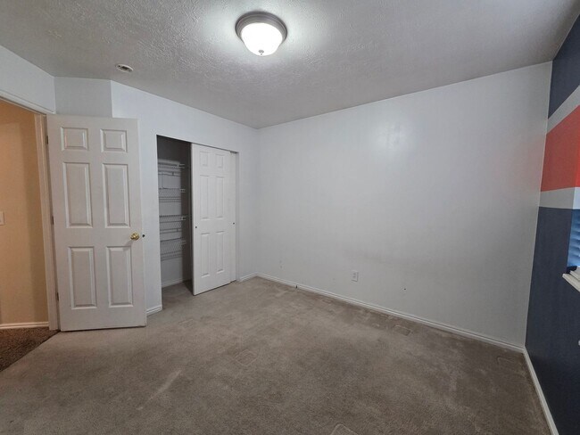 Building Photo - Charming Home in Woods Cross - Ready To Move!