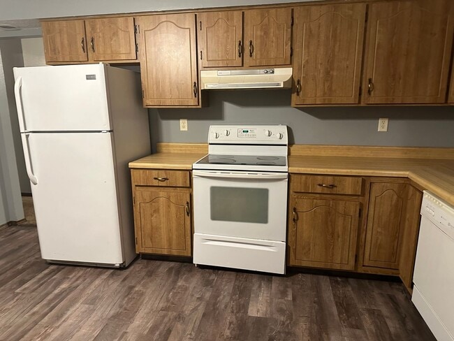 Building Photo - Spacious 3 BR/2 BA in nice north-side culd...