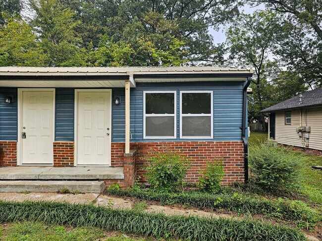 Building Photo - 105 S Howell Ave