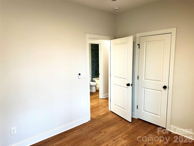 Building Photo - 525 N Linwood Ave