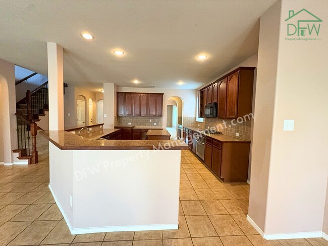 Building Photo - Elegant and Spacious 5-Bedroom Home for Lease in Fort Worth