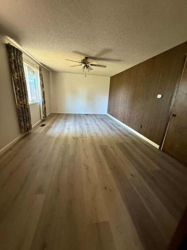 Building Photo - Stunning Pet Friendly Three Bedroom Corval...