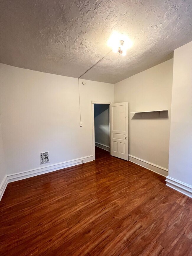 Building Photo - Spacious 3 or 4 Bedroom 2 Bathroom Available in Oakland, Modern Updates and Great Front Porch and...