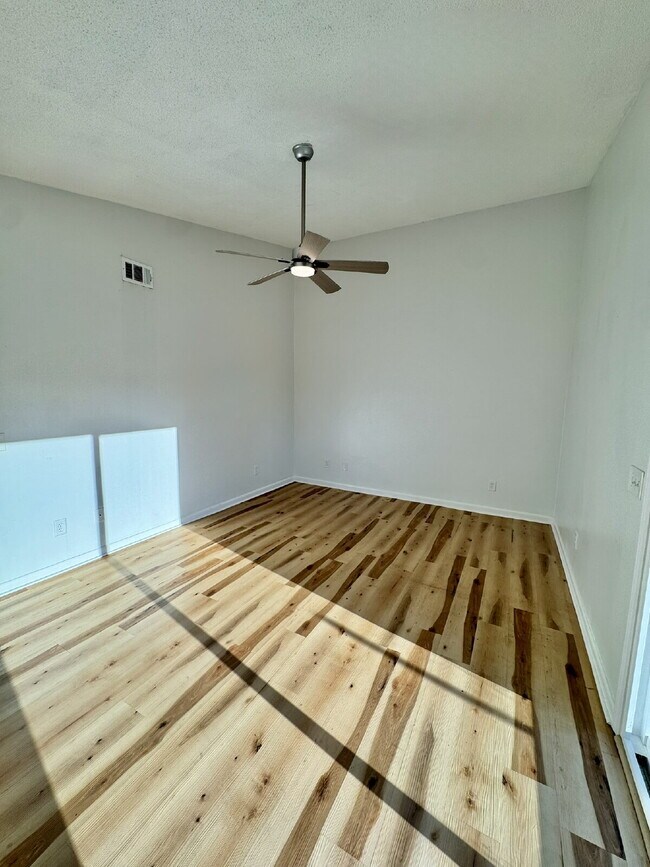 Building Photo - 5417 Sunset Ave