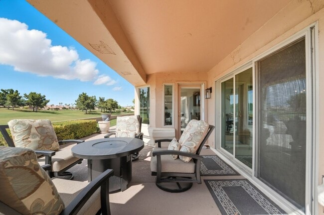 Building Photo - Welcome to this stunning 2-bedroom, 2-bath...