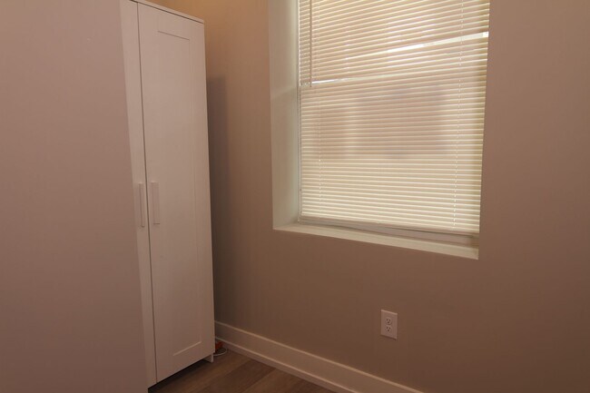 Building Photo - 1649 Pratt St