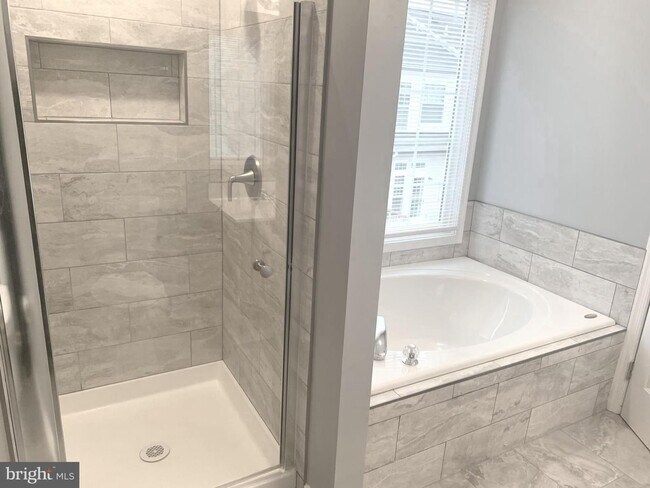 Building Photo - Beautiful 3bd 2/2bth duplex with attached ...