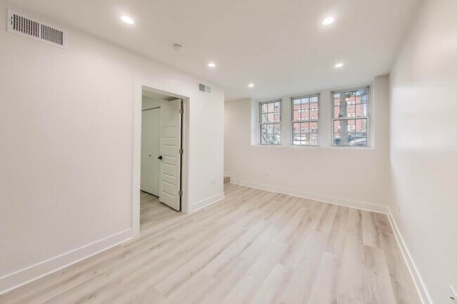 Building Photo - 1437 W Oakdale Ave