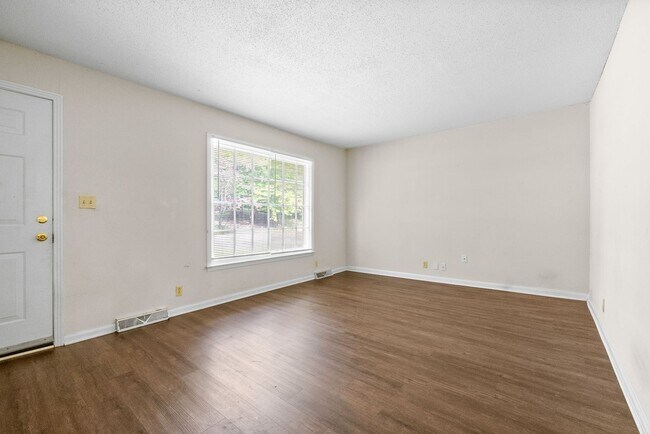 Building Photo - 3 Bedroom Home For Rent Near Downtown Clar...