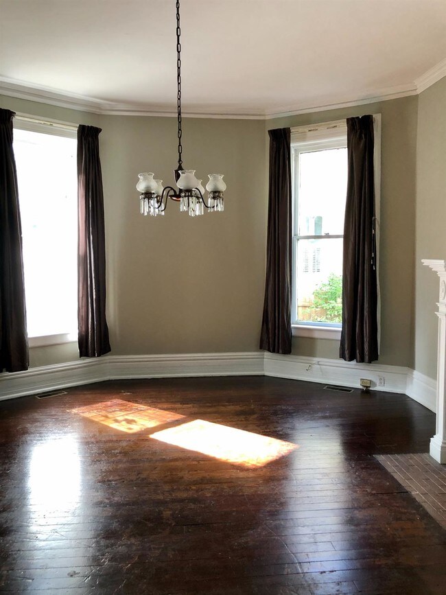 Building Photo - 521 N Broadway