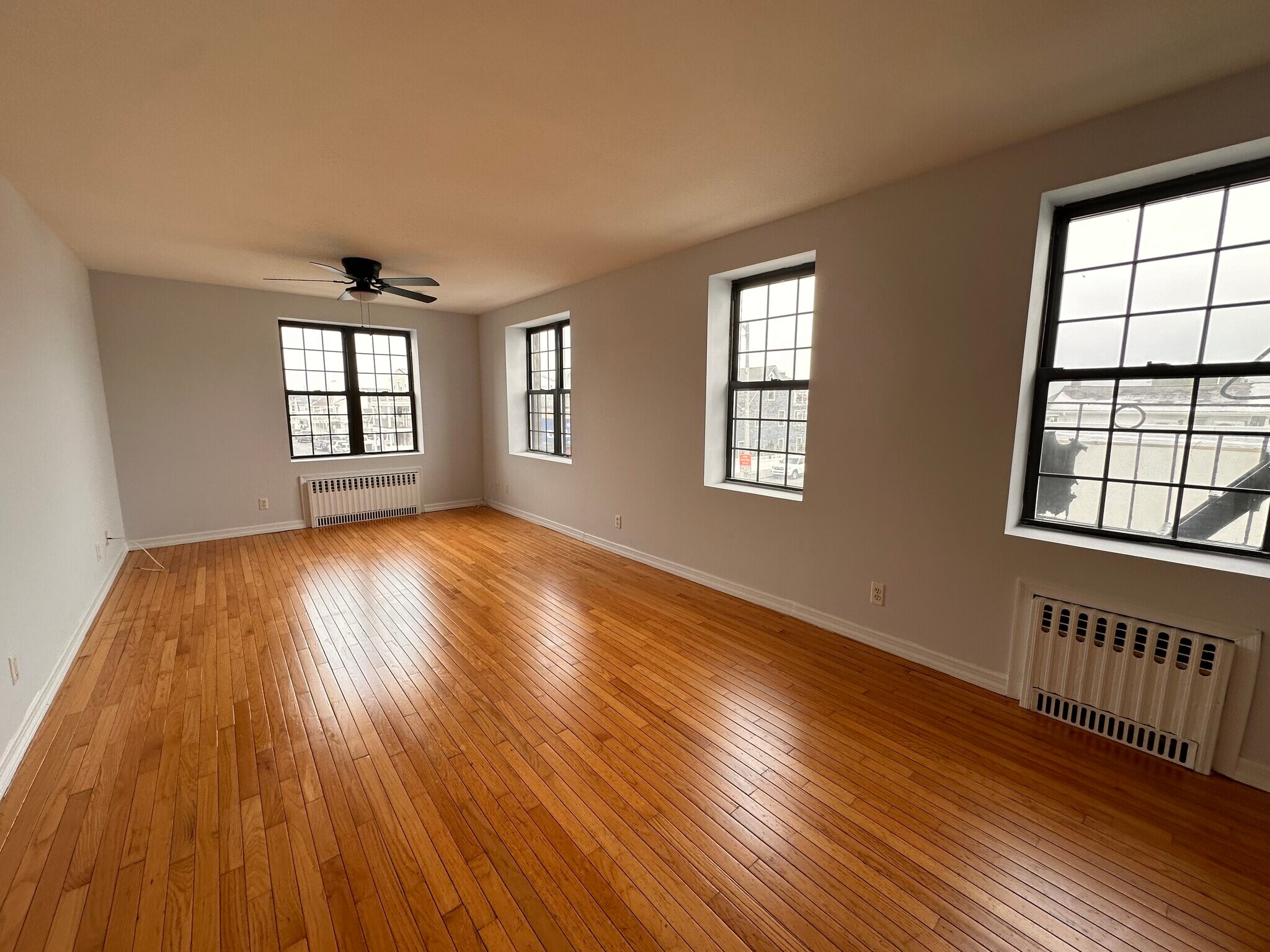Building Photo - 890 W Beech St