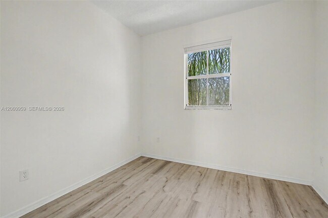 Building Photo - 975 NE 42nd Terrace
