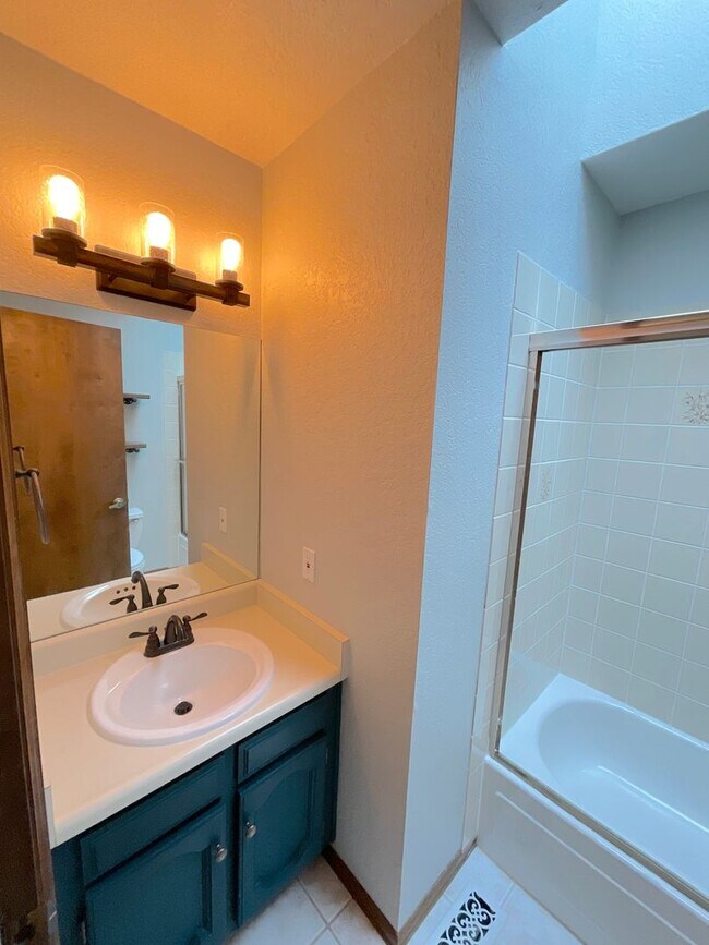 Building Photo - 3 Bedroom Home Available Near Research Pkw...