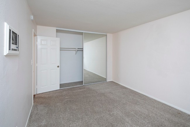 Building Photo - Large 2BR in Pacific Beach w/ a Fireplace