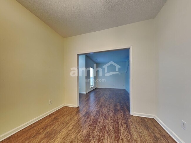 Building Photo - 1617 Oak Knoll Ln