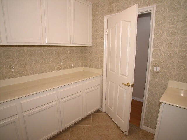 Building Photo - WOW! Great Eastlake Trails Former Model Home