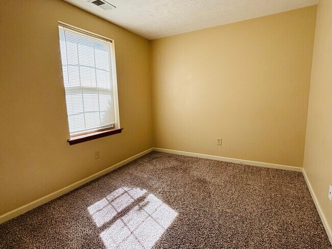 Building Photo - 3539 Lochdale Terrace