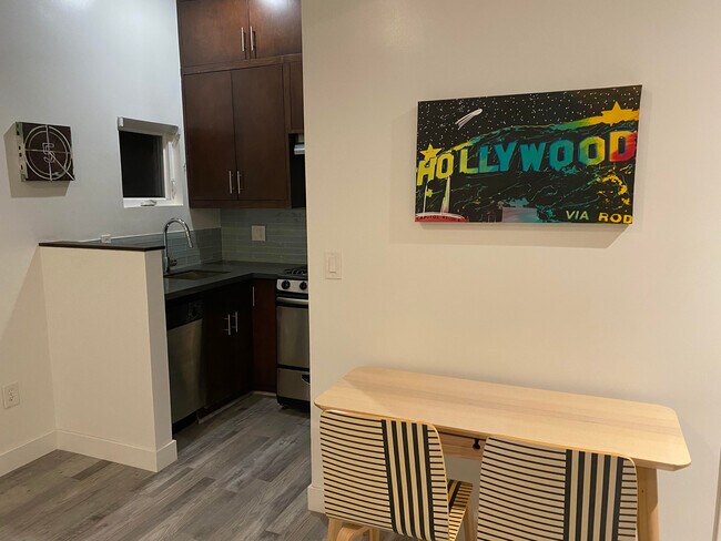 Building Photo - 527 Westbourne Dr