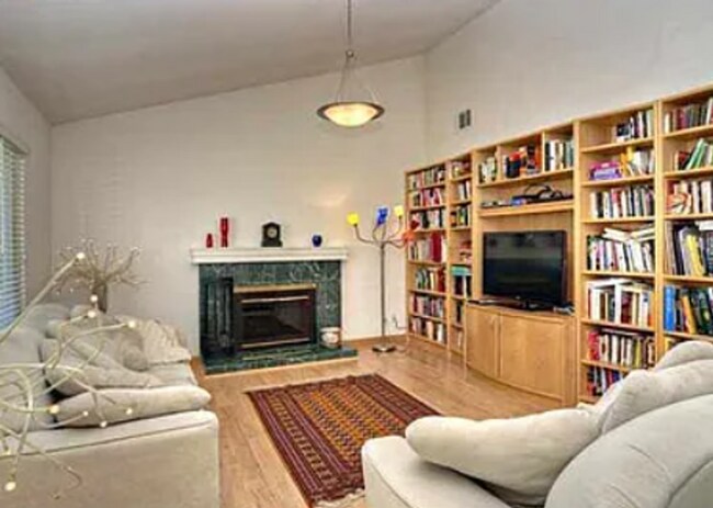 Building Photo - Charming 3-Bedroom Home in Fremont!!