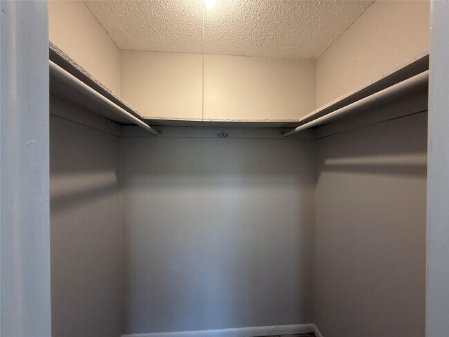 Building Photo - 511 W Kalmia Dr