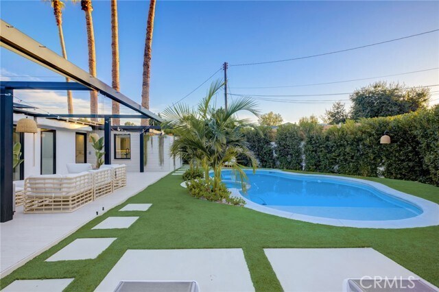 Building Photo - 8161 Encino Ave