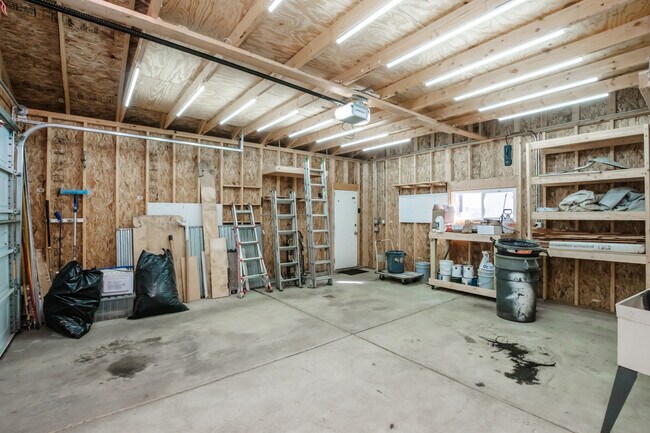 Building Photo - 2136 N Avers Ave