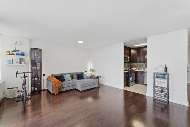 Building Photo - 6050 Blvd E