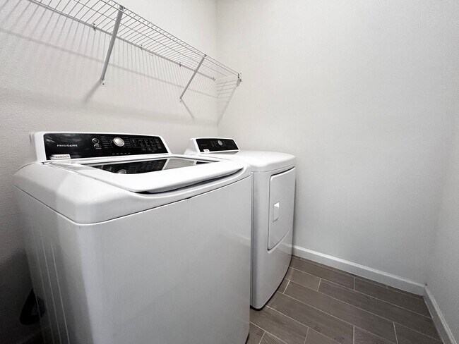Building Photo - Beautiful Newer Build 3/2.5 with Internet ...