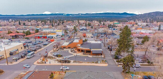 Building Photo - 824 NE 4th St