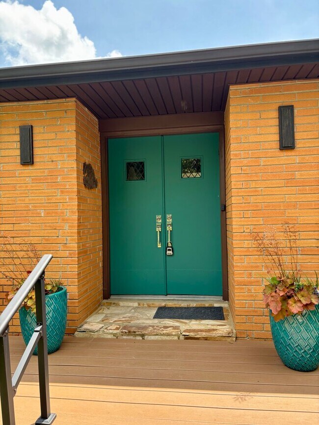 Building Photo - This gem is situated and Lovely 3BE/2BA on a quiet street in Warner Park