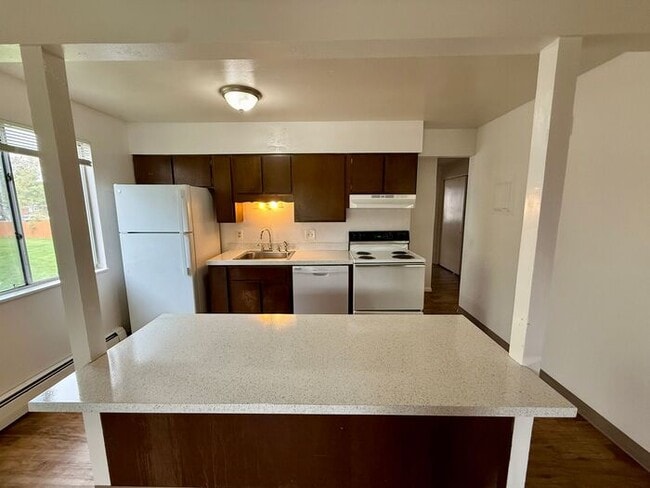 Building Photo - 5 Month lease special, $100/mo off! Priced at $1348 after discount. 2 Bed, 1 Bath Apartment. RENT...