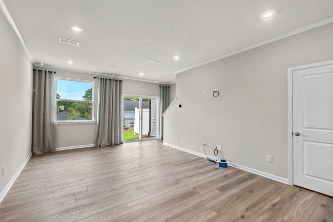 Building Photo - PRICE REDUCTION AND INCENTIVE OF FIRST MONTH'S RENT FOR THIS BEAUTIFUL Like-New 3BR Townhome in D...