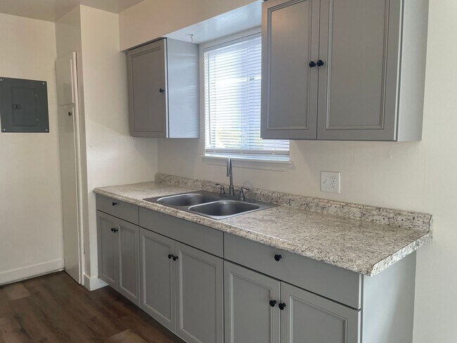 Building Photo - 1414 W Vassar Ave