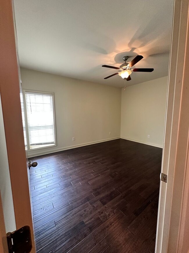 Building Photo - Stunning 3 Bedroom 2 Bath House