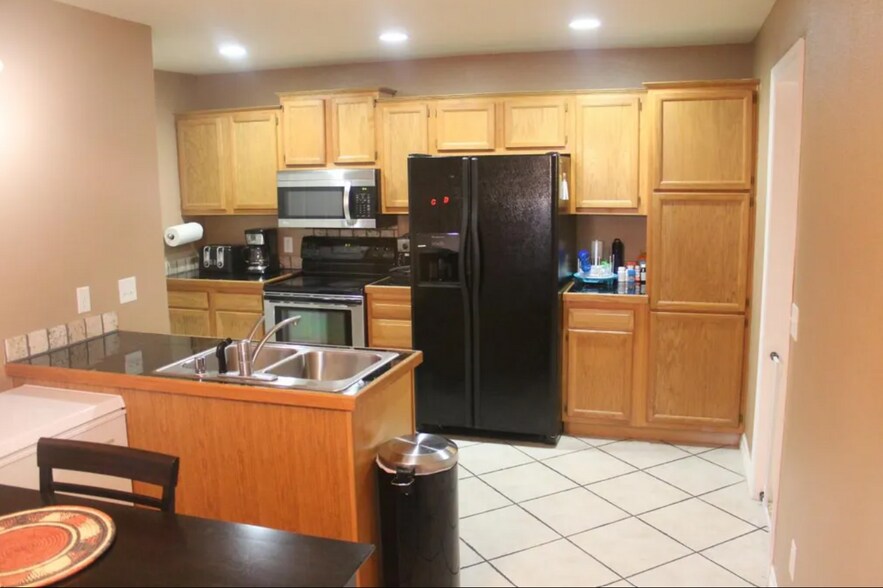 Building Photo - 4702 Southwest Golden Eagle Avenue