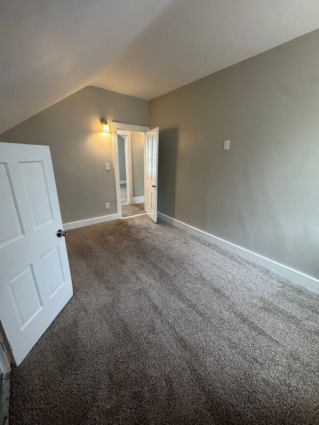 Building Photo - Spacious Four Bedroom House Close to Downt...